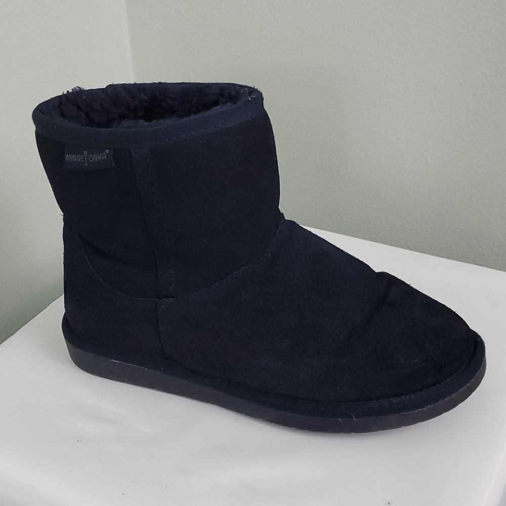 Minnetonka Dark Navy Blue Short Boot Size 6